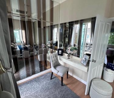 Dok Mai Apartment | Thai Family Home