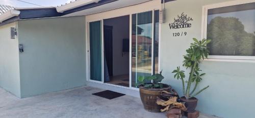 Rayong House | Thai Neighbourhood Duplex Stay 1 Bedroom Home