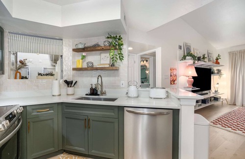 Ocean Side Village Condo | Thai2 · Modern Bauhaus Condo with Pool · Half Mile to Beach