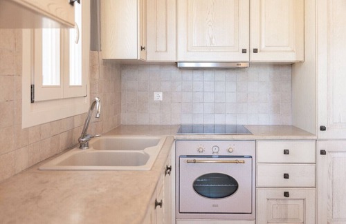 Frourion House | THALASSA. Unique location, one min from the beach!