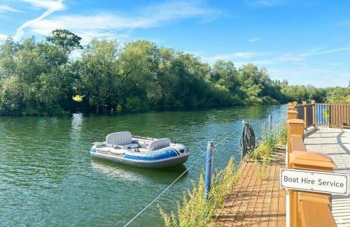 Wraysbury House | Thames Mansion - Water View