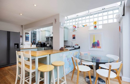 Thamesfield House | Thames-side Retreat, by Veeve