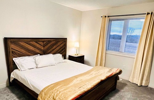 Thamesford House | Thamesford Home 3 BDR-WIFI-Netflix-Laundry-Parking