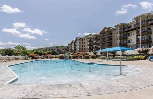 Big Cedars Apartment | Thanksgiving relaxation in Paradise Point, Hollister