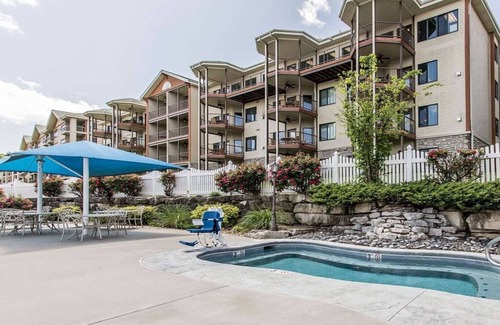 Big Cedars Apartment | Thanksgiving relaxation in Paradise Point, Hollister