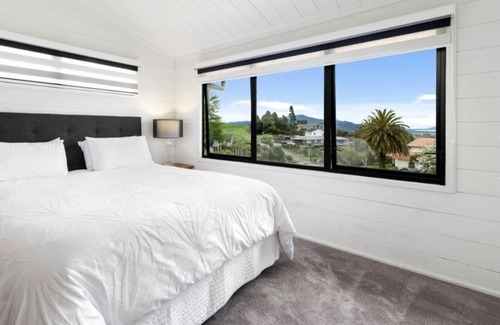 Rotorua House | That On Top of the World Feeling / Lake and City View / Entire House