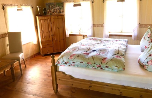 Hechthausen House | Thatched roof house with fireplace heating, barrier-free up to 4-6 persons, garden, barbecue