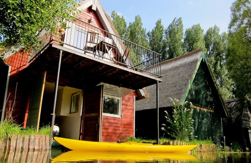 Goldberg House | Thatched boathouse in Goldberg on the Mildenitz with fishing boat