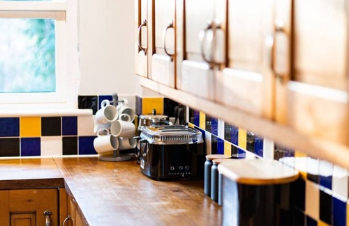 Murthill Villa | Thatched Cottage - hot tub, BBQ and pool table!