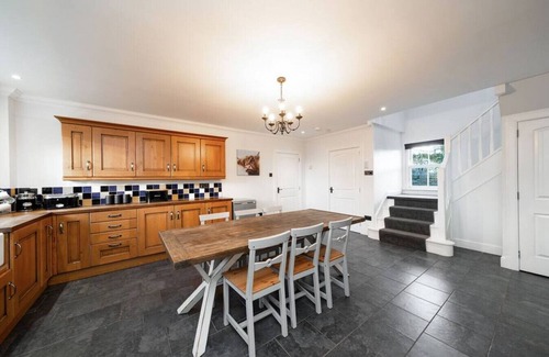 Murthill Villa | Thatched Cottage - hot tub, BBQ and pool table!