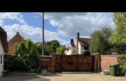 Gumley Cottage | Thatched Cottage nr pub, period features, spacious living 4BR, sleeps 7+ MOWSLEY