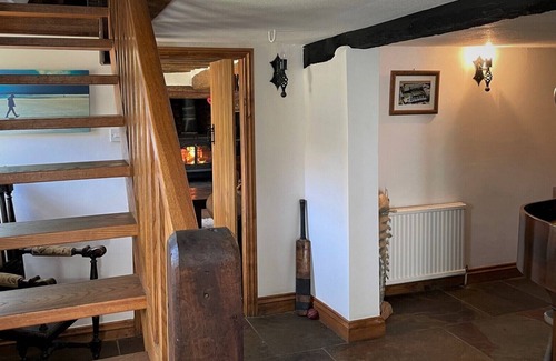 Gumley Cottage | Thatched Cottage nr pub, period features, spacious living 4BR, sleeps 7+ MOWSLEY