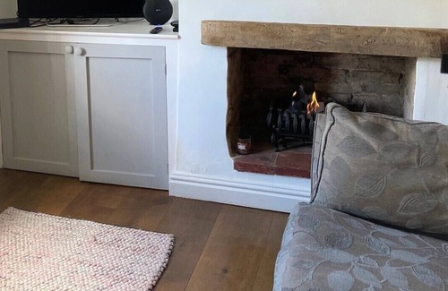 Gumley Cottage | Thatched Cottage nr pub, period features, spacious living 4BR, sleeps 7+ MOWSLEY