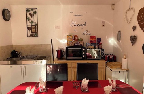 New Forest District Apartment | Thatched cottage with hot tub, games room, and garden – ideal for romantic breaks or family escapes