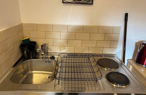 New Forest District Apartment | Thatched cottage with hot tub, games room, and garden – ideal for romantic breaks or family escapes