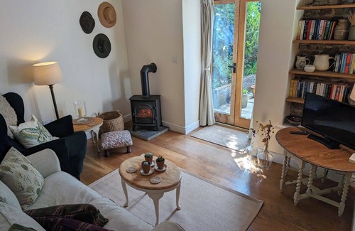 Holsworthy Cottage | Thatched one bedroom cottage, with private enclosed garden.