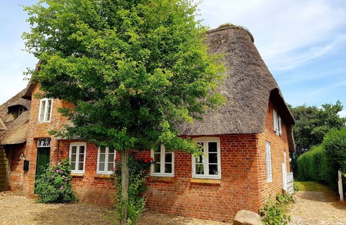 Rosenkranz House | Thatched roof house on the lake for up to 8 people with 4 bedrooms, fireplace, sauna, billiards, sky