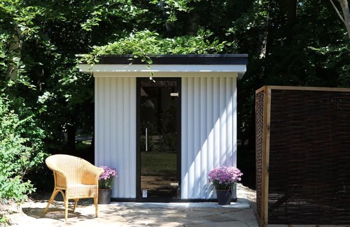 Manhagen Apartment | Thatched roof house with proximity to the Baltic Sea, outdoor sauna, playground & large garden