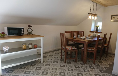 Ihlow Apartment | Thatched roof vacation apartment De Tuun - Landhaus Lübbertsfehn Ostfriesland North Sea