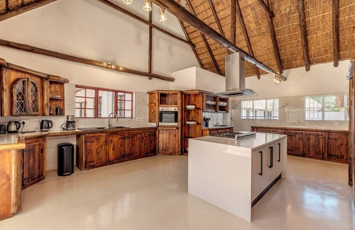 Greater Johannesburg Metropolitan Area Villa | Thatched Villa in a Guesthousenn