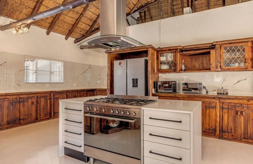 Greater Johannesburg Metropolitan Area Villa | Thatched Villa in a Guesthousenn