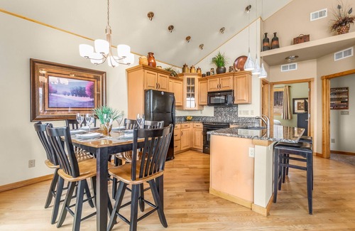 Estes Park Condo | Thatchtop Mountain at Mary's Lake w/HOT TUB!