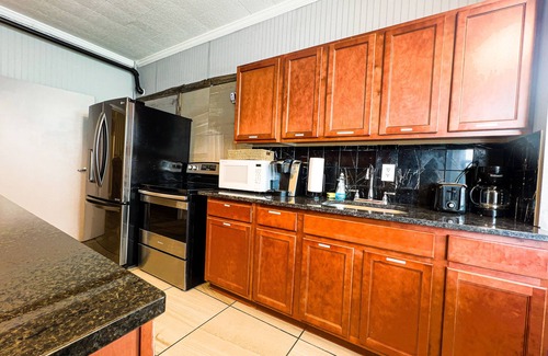 Niagara Falls House | THE 1023 With Private Yard & Parking, Near Falls & Casino by Niagara Hospitality