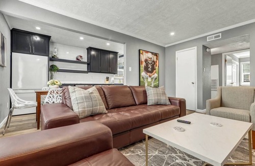 Northgate Apartment | The 12: 1st Floor 2 Bdrm, Walk to A&M, King Beds