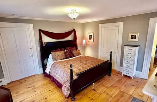 Groton House | The 1828 Carriage House. 5 King & 4 Twin beds.