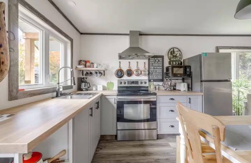 Saint-Raymond Cottage | The 1837: Your cozy, pet-friendly escape in the heart of nature