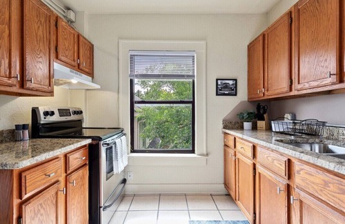 Fayetteville Apartment | The 1925 - Monthly Rental - Walk Everywhere!