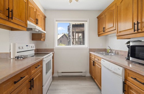 East Kootenay House | "The 19th Hole" - Townhouse Backs Onto Golf Course