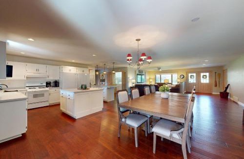 Eagle River House | The 19th Hole Lakeside