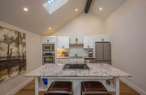 Garden District House | The 208 Guesthouse - a stylish, perfectly located guest suite with top amenities