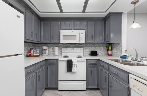 Brownsville Condo | The 3 Queen Modern by 802 & Paredes