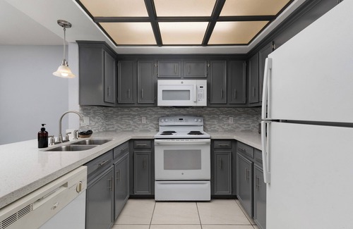 Brownsville Condo | The 3 Queen Suite by 802 & Paredes