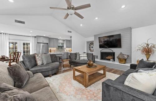 Fredericksburg House | The 309 Retreat - Hot Tub & Fire Pit