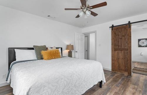 Fredericksburg House | The 309 Retreat - Hot Tub & Fire Pit