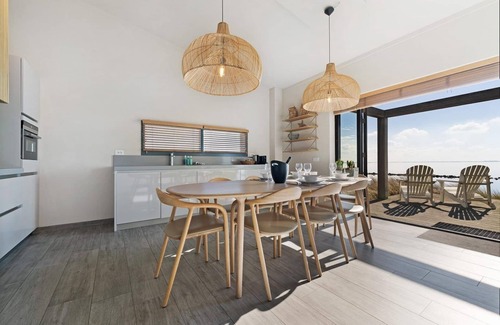 Ouddorp House | The 4-person Villa Super VIP features a luxurious and comfortably furnished interior with a direct waterfront location, various terraces offering unobstructed views over the water.