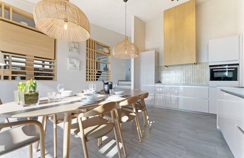 Ouddorp House | The 4-person Villa Super VIP features a luxurious and comfortably furnished interior with a direct waterfront location, various terraces offering unobstructed views over the water.