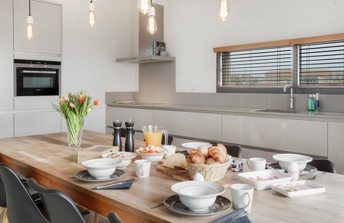 Ouddorp House | The 4-person Villa Super VIP features a luxurious and comfortably furnished interior with a direct waterfront location, various terraces offering unobstructed views over the water.