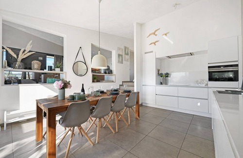 Ouddorp House | The 4 person Villa Super VIP features a luxurious and comfortably furnished interior, terrace with view over the water, also perfect for families with children.