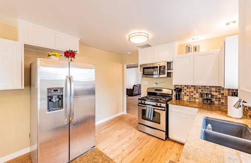 Nob Hill House | The 444 In Nob Hill - 3B/2B | 3 Bed, 2 Bath