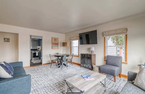 Burns Park Apartment | The 4M Boho House - Clean & Spacious Near UMich!