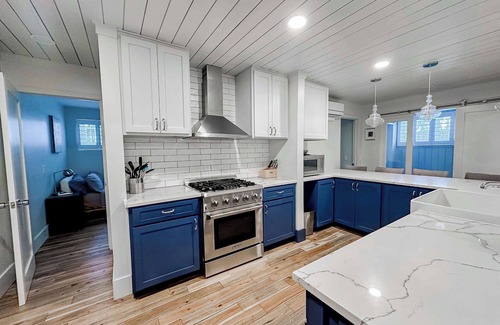 Lower Burns Park House | The 4M Golden House #9 - Beautiful Apt Minutes from Downtown!