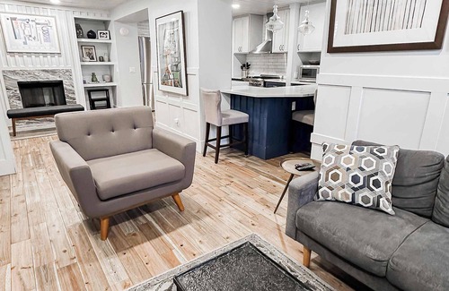 Lower Burns Park House | The 4M Golden House #9 - Beautiful Apt Minutes from Downtown!