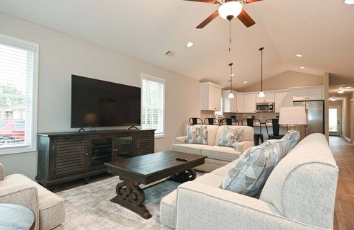 Commerce House | The 55th Cottage Close to Outlet Shops!