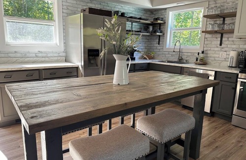 Grand Marais House | The 8's, farmhouse chic 4-bedroom w/garage access in Grand Marais, pet friendly