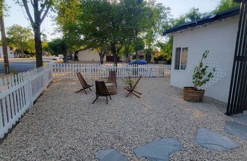 Paso Robles House | The 805 Bungalow- a 6 min. walk to Downtown restaurants, bars, & tasting rooms