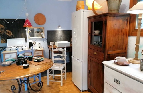 Vilallonga de Ter Apartment | The Artist's Workshop